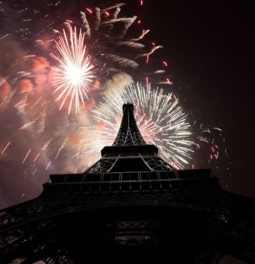 Paris, Fransa 'daki Eyfel Kulesi üzerinde kutlama havai fişekleri 