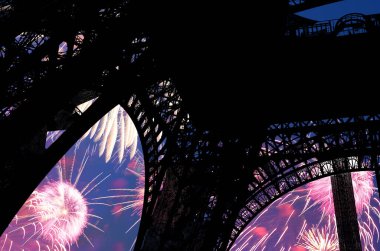 Paris, Fransa 'daki Eyfel Kulesi üzerinde kutlama havai fişekleri 
