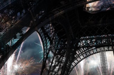 Paris, Fransa 'daki Eyfel Kulesi üzerinde kutlama havai fişekleri 