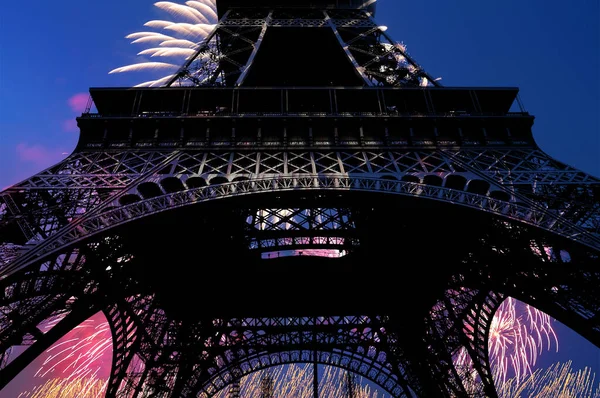 Fuegos Artificiales Colores Celebración Sobre Torre Eiffel París Francia — Foto de Stock