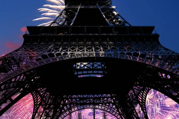 Paris, Fransa 'daki Eyfel Kulesi üzerinde kutlama havai fişekleri 