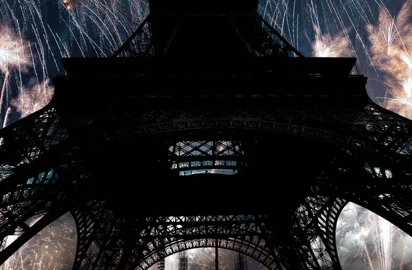 Paris, Fransa 'daki Eyfel Kulesi üzerinde kutlama havai fişekleri 