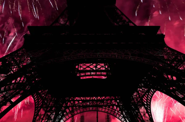 在法国巴黎的埃菲尔铁塔上燃放五彩缤纷的烟火 — 图库照片