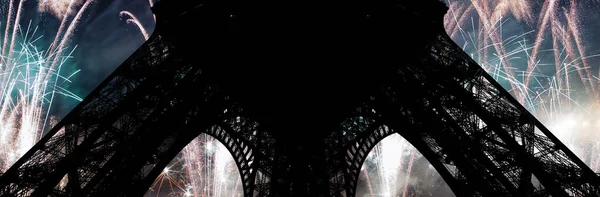 在法国巴黎的埃菲尔铁塔上燃放五彩缤纷的烟火 — 图库照片