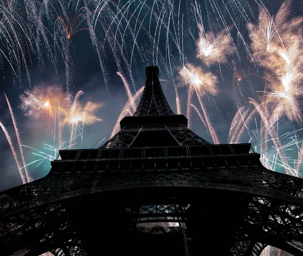 Fuegos Artificiales Colores Celebración Sobre Torre Eiffel París Francia — Foto de Stock