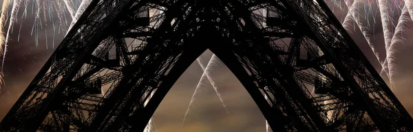 フランス パリのエッフェル塔の上でカラフルな花火を祝う — ストック写真
