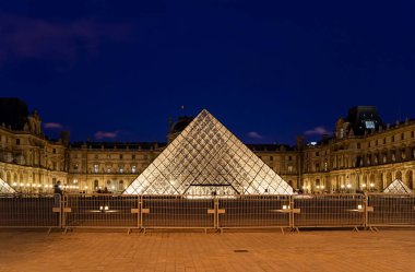 Paris, Fransa - Mayıs 08, 2019: Louvre Sarayı ve Piramit (1989 yılında tamamlandı), (gece). Louvre, Paris 'teki en büyük müze. 60.000 metrekareden fazla sergi alanı var. 