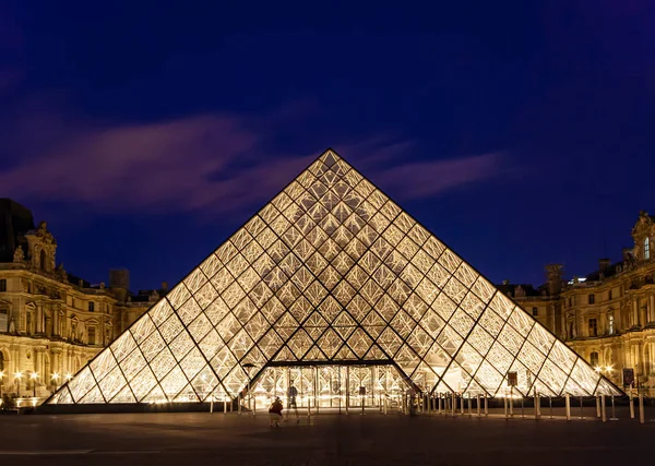 París Francia Mayo 2019 Primer Plano Pirámide Del Louvre Noche —  Fotos de Stock