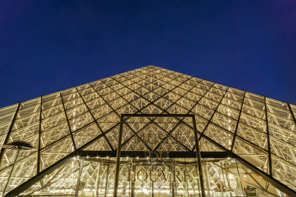 Paris France Mai 2019 Gros Plan Sur Pyramide Louvre Nuit — Photo