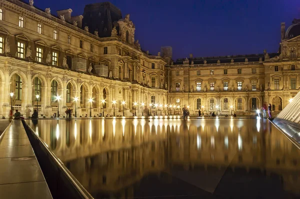 法国巴黎 2019年5月8日 卢浮宫和金字塔 1989年完工 卢浮宫是巴黎最大的博物馆 展出面积超过60 000平方米 — 图库照片