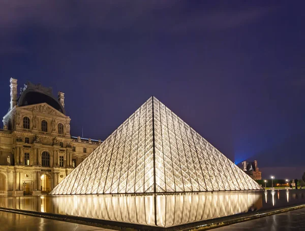 París Francia Mayo 2019 Primer Plano Pirámide Del Louvre Noche — Foto de Stock