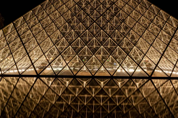 París Francia Mayo 2019 Primer Plano Pirámide Del Louvre Noche —  Fotos de Stock