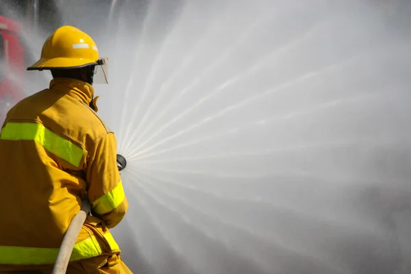 Feuerwehr im Einsatz — Stockfoto