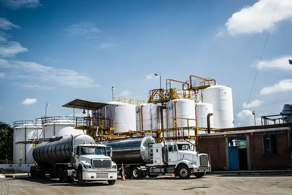 Chemické skladovací nádrž a tanker truck — Stock fotografie