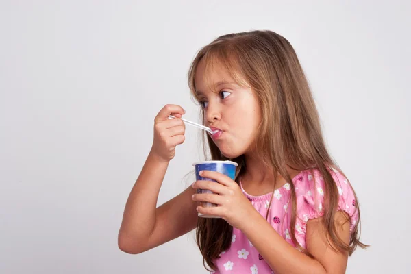 Klein meisje eten — Stockfoto