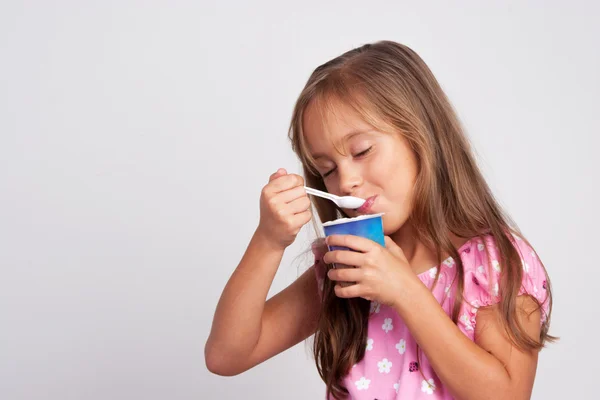 Klein meisje eten — Stockfoto