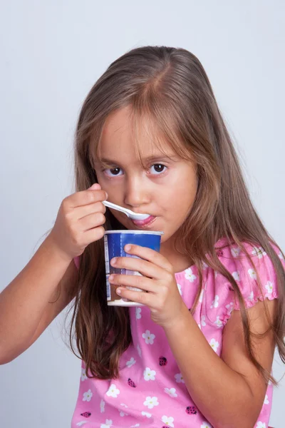 Klein meisje eten — Stockfoto