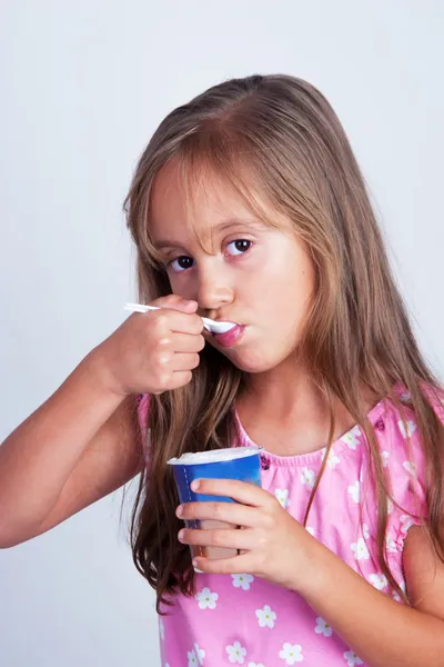 Menina comendo — Fotografia de Stock