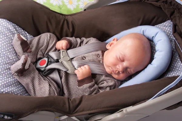 Babyjongen in veiligheid stoel — Stockfoto