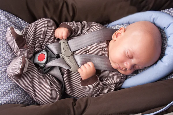 Babyjongen in veiligheid stoel — Stockfoto