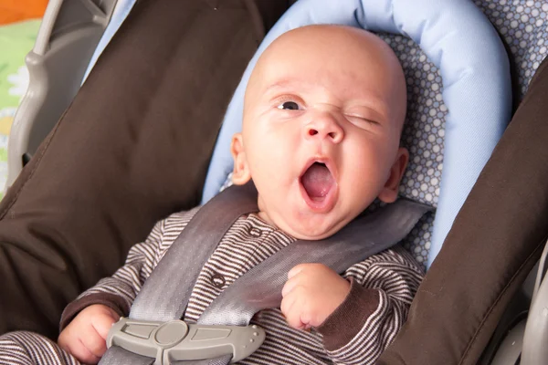 Adorable bebé bostezo — Foto de Stock