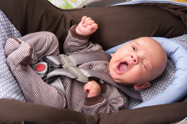 Schattige baby geeuwen — Stockfoto