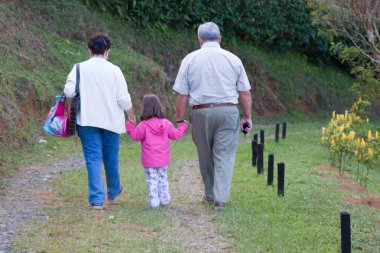 Mutlu büyükbaba, büyükanne ve torunu