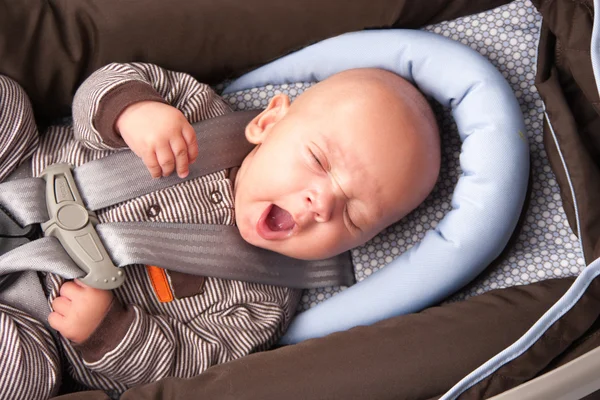 Entzückendes Baby gähnt — Stockfoto