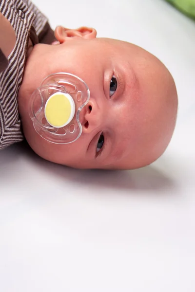 Adorable bébé garçon sucer — Photo