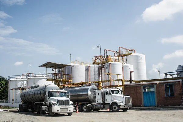 Chemical Storage Tank And Tanker Truck — Stock Photo, Image