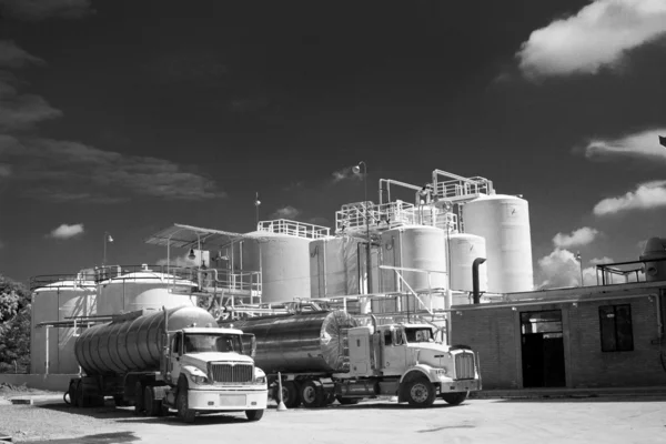 Tanque de almacenamiento químico y camión cisterna — Foto de Stock