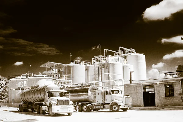 Tanque de armazenamento químico e caminhão-tanque — Fotografia de Stock