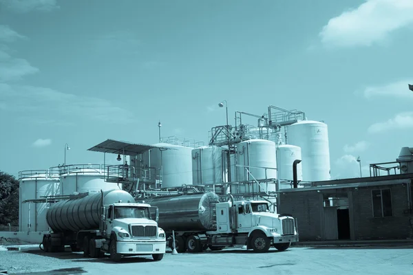 Kimyasal depolama tankı ve tanker kamyon — Stok fotoğraf