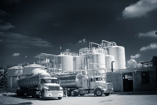 Tanque de almacenamiento químico y camión cisterna — Foto de Stock
