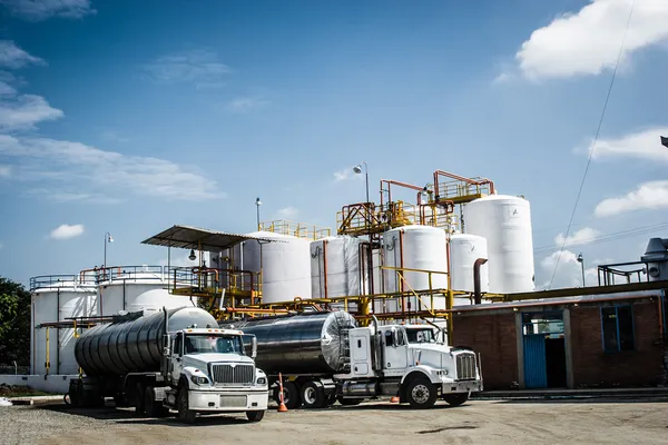 化学品储存罐和油罐车卡车 免版税图库图片