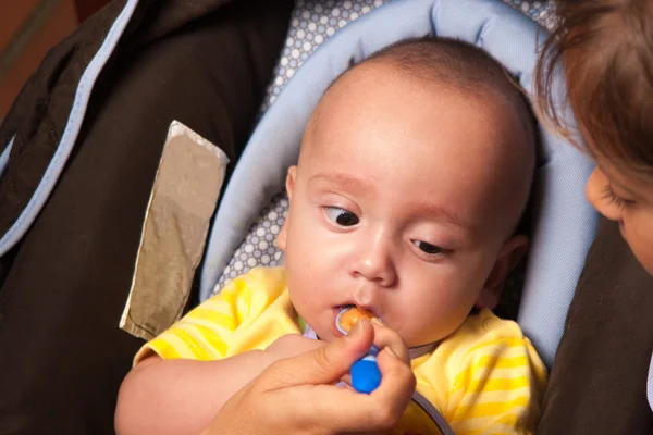 Moeder voedt haar baby — Stockfoto