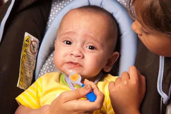 Madre alimentando a su bebé —  Fotos de Stock