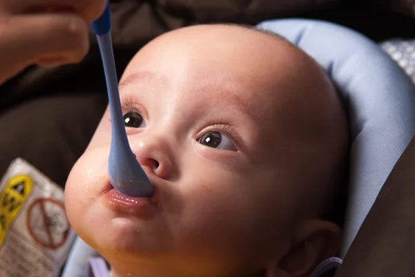 Madre alimentando a su bebé — Foto de Stock