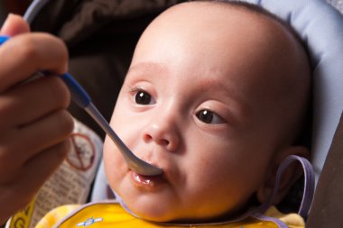 Anne bebeğini besliyor.