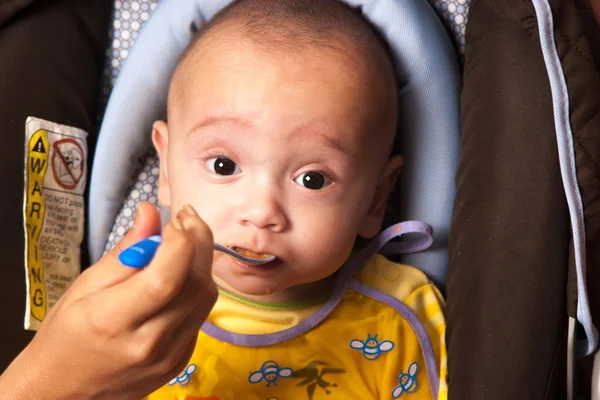 Mother Feeding Her Baby — Stock Photo, Image