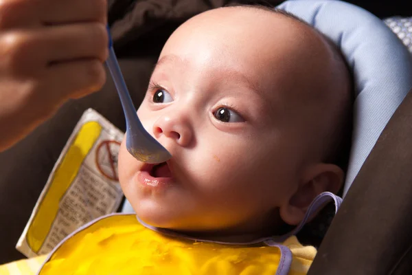 Moeder voedt haar baby — Stockfoto