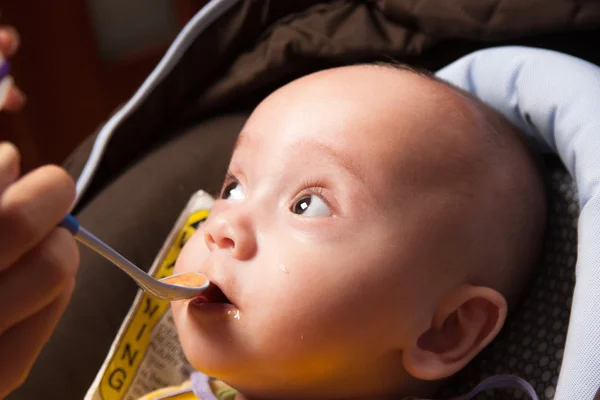 Moeder voedt haar baby — Stockfoto