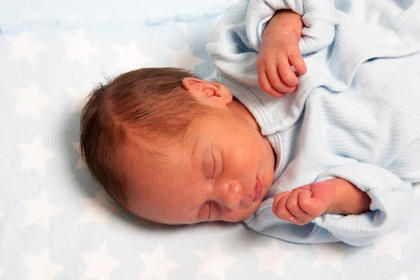 Söta nyfödda baby — Stockfoto