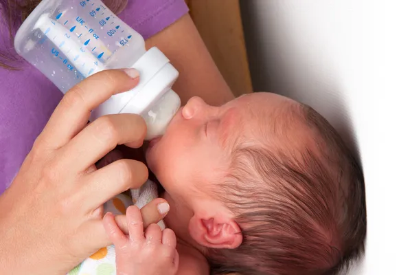 Moeder voedt haar baby — Stockfoto