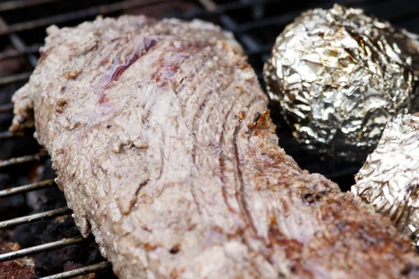 Grilled Sirloin Steak And Fire — Stock Photo, Image