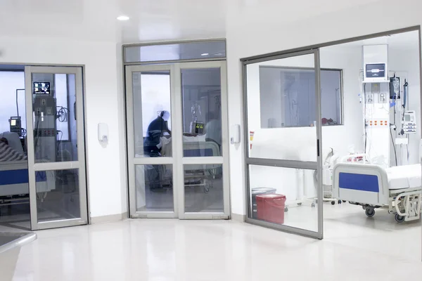 Intérieur du couloir dans un hôpital moderne — Photo