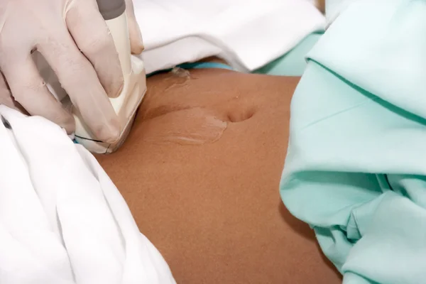 Abtasten des Magens einer schwangeren Frau — Stockfoto