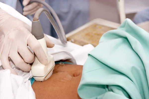 Scannen van een buik van zwangere vrouw — Stockfoto