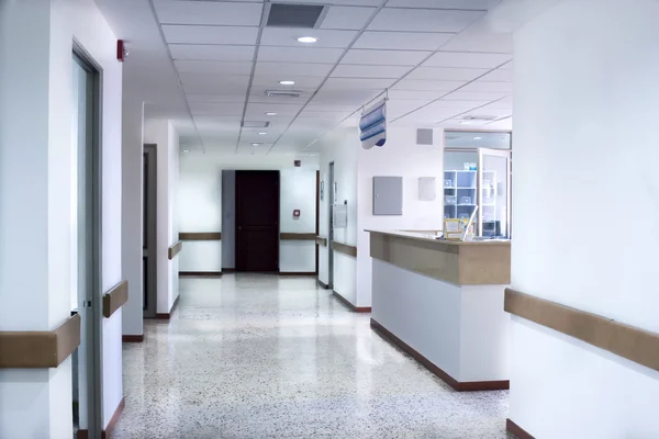 Interior del corredor dentro de un hospital moderno — Foto de Stock