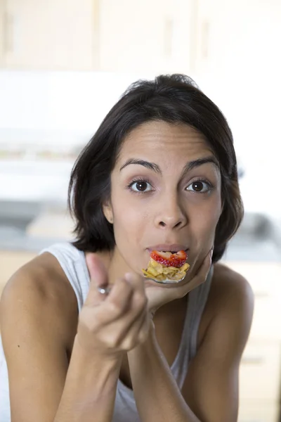 Donna attraente che fa colazione — Foto Stock